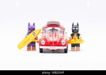 Lego Batman und batgirl mit Volkswagen Beetle Auto. auf weißem Hintergrund. Stockfoto