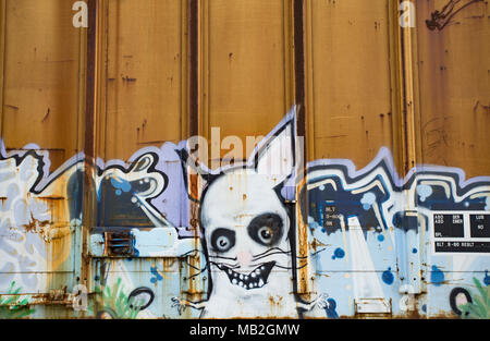 Böse Kaninchen grafitti an der Seite eines Eisenbahn, Auto, in der Bahn hof in Bonners Ferry, Idaho, USA Stockfoto