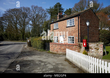 Kleine gemauerter Cottage Mobberley, Knolls Green Village, Knutsford, Cheshire mit kleinen auf einem Stick GPO Post Box montiert Stockfoto