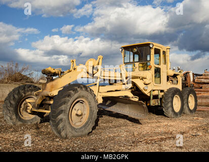 Ein gelber Caterpillar Motor Grader, auf dem Hof, an Fodge Zellstoff Produkte, in Bonners Ferry, Idaho, USA. Fodge Zellstoff Produkte ist ein Zellstoff Holzbearbeitung Stockfoto