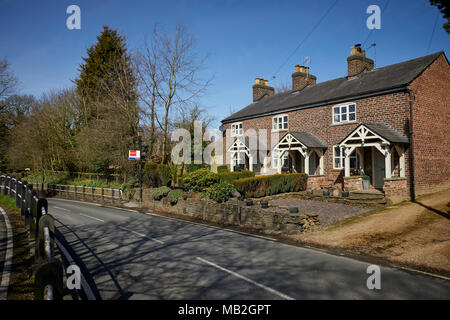 Mobberley hübschen roten Backstein Dorf terrassierten Cottages Stockfoto