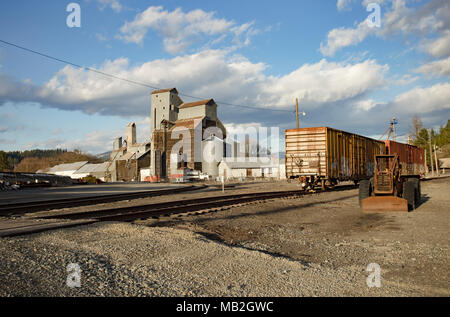 Allgemeine Futtermittel & Getreide Inc., Getreidemühle, an einem warmen, Frühling Nachmittag, in Bonners Ferry, Idaho, USA Stockfoto