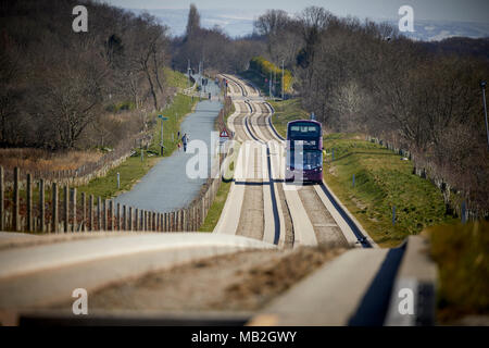 Lila, Bus Rapid Transit System in Greater Manchester, Volvo B5LH hybrid Doppeldecker auf der geführten Schienenverteiler Tyldesley Loopline alte Bahnlinie Stockfoto