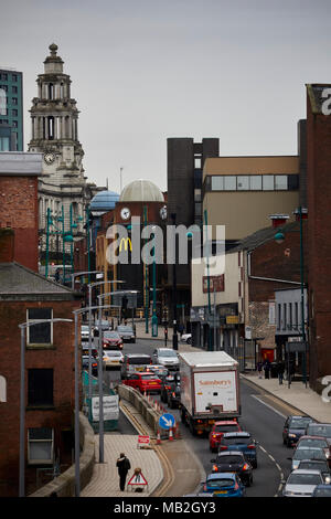 In Stockport Cheshire Gtr Manchester der viel befahrenen A6 London Straße vorbei an der Innenstadt gebracht Stockfoto