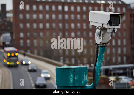 In Stockport Cheshire Gtr Manchester Stadtzentrum CCTV Kamera beobachten die Straßen für Kriminalprävention Stockfoto