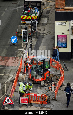 Northern Quarter Stevenson Square - Hilton Street von oben zeigen utilities Arbeiter graben die Straße in der Vorbereitung für superschnelles Breitband Stockfoto