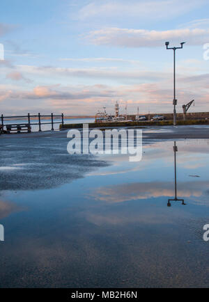Mevagissey in Cornwall. Industrielle Landschaft mit einer Laterne. Hafen in der Dämmerung. Stockfoto