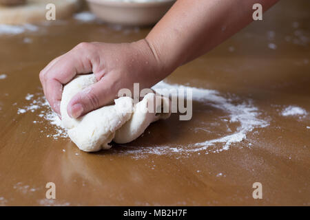 Herstellung von hausgemachten Käse Kuchen oder andere Art von Gebäck Vorspeise oder Süßigkeiten auf einem Tablett. Stockfoto