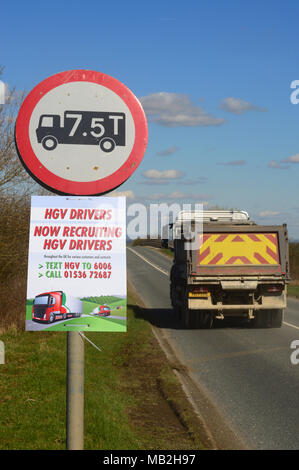 Lkw-Fahrer, die am Straßenrand Rekrutierung Advert für LKW-Fahrer Leeds vereinigtes königreich Stockfoto