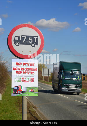 Lkw-Fahrer, die am Straßenrand Rekrutierung Advert für LKW-Fahrer Leeds vereinigtes königreich Stockfoto