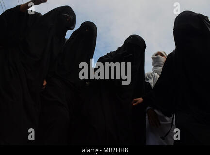 Srinagar, Indien. 05 Apr, 2018. Kaschmir Studentinnen shout pro-freiheit Parolen bei Zusammenstößen in Srinagar, die Hauptstadt des indischen Teil Kaschmirs am 5. April 2018 geregelt. Die Studenten protestierten in vielen Teilen von Kaschmir gegen die bewaffneten Kämpfer und Zivilisten im Süden von Kaschmir. 20 Personen, darunter 13 bewaffnete Kämpfer, 4 Zivilisten und 3 Armee wurden in drei separaten Schießereien getötet. Credit: Bilal Ahmad/Pacific Press/Alamy leben Nachrichten Stockfoto