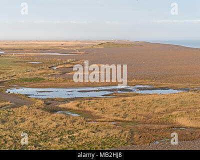 Blick von Gramborough Hügel westlich entlang der Küste in Richtung Cley und Blakeney Point, North Norfolk Februar Stockfoto