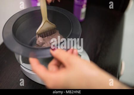 Close up Portrait von Friseur Hände mischen hairdye in der Schüssel Stockfoto