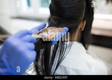 7/8-Portrait von Friseur Hände färben Kunden Haar Stockfoto