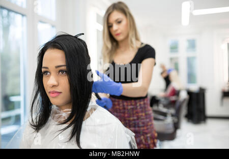 Porträt der jungen Frau, die Haare färben beim Friseur Stockfoto