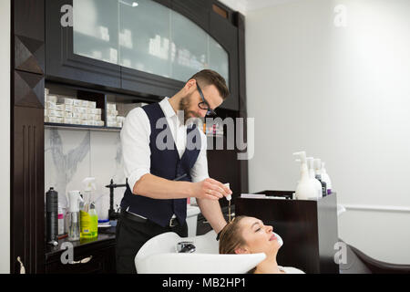 Portrait von Frau entspannen im Friseur beim Haare waschen Stockfoto