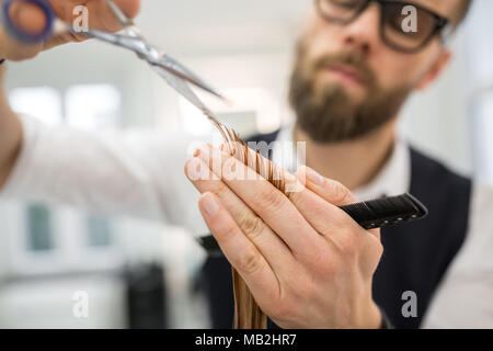 Close up Portrait von Friseur Hände schneiden Kunden Haar Stockfoto