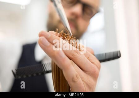 Close up Portrait von Friseur Hände, Haare schneiden endet