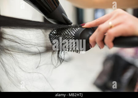 Close up Portrait von Friseur Hände styling Kunden Haar Stockfoto