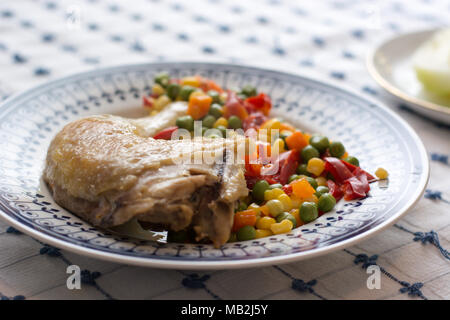 Serviert gegrilltes Huhn mit Gemüse auf weiße Platte mit blau Dekoration Stockfoto