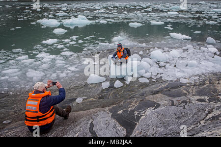 Touristen, Pía Fjord, Beagle Kanal (Nordwesten), PN Alberto De Agostini, Feuerland, Patagonien, Chile Stockfoto