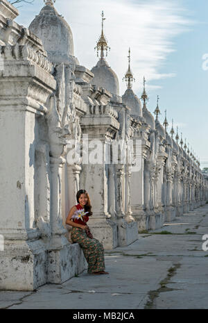 Porträt der Jungen burmesischen Frau an der Kuthodaw Pagode, Mandalay, Myanmar Stockfoto