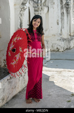 Porträt der Jungen burmesischen Frau an der Kuthodaw Pagode, Mandalay, Myanmar Stockfoto