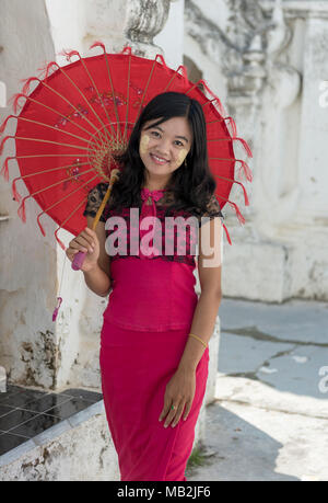Porträt der Jungen burmesischen Frau an der Kuthodaw Pagode, Mandalay, Myanmar Stockfoto