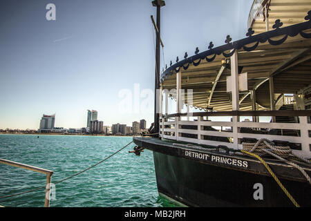 Die Detroit Prinzessin Riverboat auf dem Detroit River in Downtown Detroit, Michigan. Die Riverboat bietet luxuriöse Abendessen Kreuzfahrten entlang der Detroit River. Stockfoto