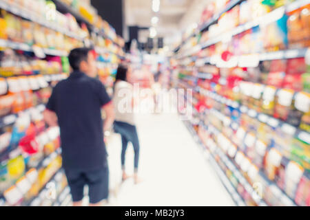 Einkauf im Supermarkt, verschwommenes Szene speichern. Stockfoto
