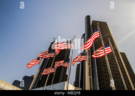 Amerikanische Fahnen wehen vor der Detroit Renaissance Center in der Innenstadt. Der Wolkenkratzer ist die Heimat der General Motors World Headquarters. Stockfoto