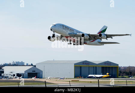 Emirates Airlines Airbus A380, die am Flughafen Birmingham, UK (A6-EUQ) Stockfoto