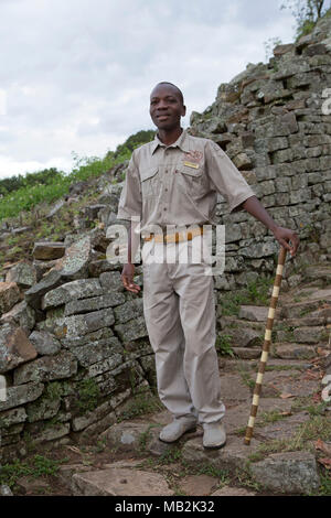 Lovemore, ein Leitfaden in Great Zimbabwe in der Nähe von Masvingo in Simbabwe. Er erklärt über das Mauerwerk Häuser, die die Hauptstadt des Königreichs Zimba Stockfoto
