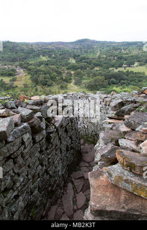 Schmale, ummauerten Pfad zum Gipfel des Great Zimbabwe in der Nähe von Masvingo in Simbabwe. Stockfoto