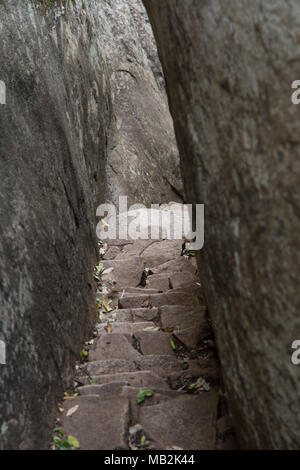 Eine schmale Passage am Great Zimbabwe in der Nähe von Masvingo in Simbabwe. Stockfoto