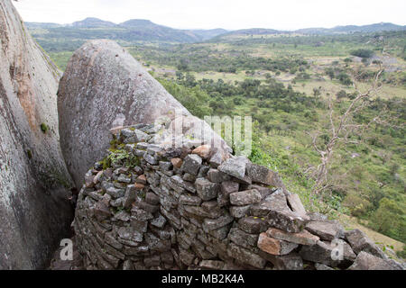 Schmale Treppe zu dem Hügel am Great Zimbabwe in der Nähe von Masvingo in Simbabwe. Stockfoto