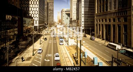 Detroit, Michigan, USA - 20. März 2018: Panorama der Innenstadt von Detroit Street auf der Woodward Avenue. Detroit ist die größte Stadt in Michigan. Stockfoto