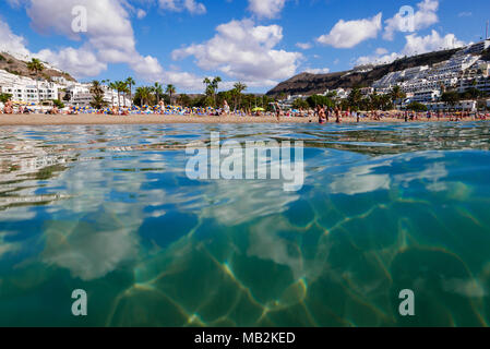 Halb und Halb, Unterwasser und die Küste auf Gran Canaria. Stockfoto