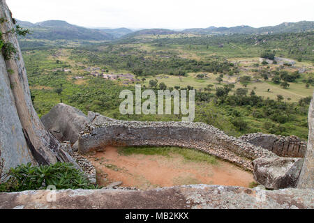 Blick ins Tal vom Königlichen Gehäuse um Great Zimbabwe in der Nähe von Masvingo in Simbabwe. Stockfoto