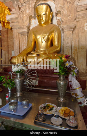 Buddha Figur innerhalb des "Htilominlo Tempel. Bagan, Myanmar (Birma). Stockfoto