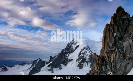 Felsen aus rotem Granit Nadeln mit einer großartigen Aussicht auf den Mont Blanc im Hintergrund in den Französischen Alpen Stockfoto