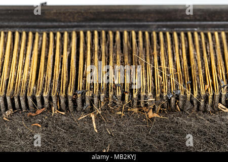 Alte filtration nach vom Auto entfernen. Schmutzig von verwendet. Schließen Sie die Rückseite der Filtration. Stockfoto