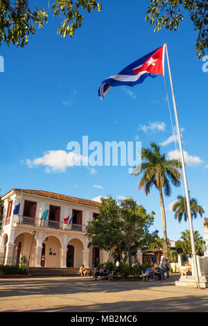 Vinales, Kuba - Dezember 5, 2017: Platz vor dem Rathaus von Vinales mit Leuten auf der Bank sitzen Stockfoto