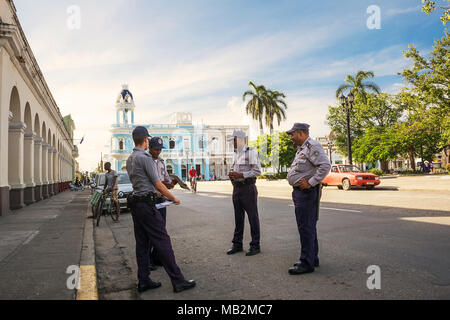 Cienfuegos, Kuba - Dezember 7, 2017: Team von kubanischen Polizisten auf dem Platz des Cienfuegos Stockfoto