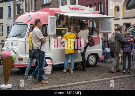 Utrecht, Niederlande - 13 August 2016: Zwei Mädchen kaufen Eis am Maartensbrug, während andere Leute vorbei sind. Stockfoto