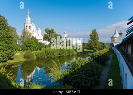 Kirche der Himmelfahrt und Glockenturm der Retter Priluki Kloster durch Cloud Tag nahe Vologda, Russland. Stockfoto