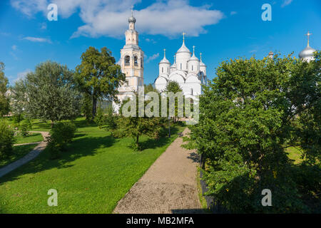 Kirche der Himmelfahrt und Glockenturm der Retter Priluki Kloster durch Cloud Tag nahe Vologda, Russland. Stockfoto