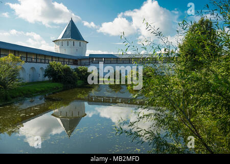 Festung Wand von der Erlöser Priluki Kloster durch Cloud Tag nahe Vologda, Russland. Stockfoto