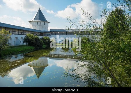 Festung Wand von der Erlöser Priluki Kloster durch Cloud Tag nahe Vologda, Russland. Stockfoto