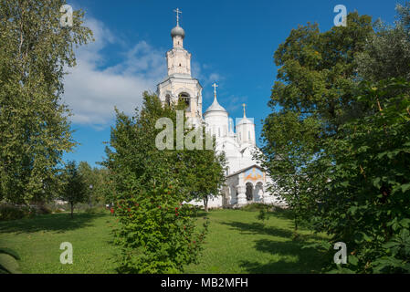 Kirche der Himmelfahrt und Glockenturm der Retter Priluki Kloster durch Cloud Tag nahe Vologda, Russland. Stockfoto